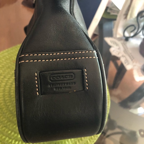 Coach Hamptons Buckle Shoulder Bag. - Picture 3 of 7